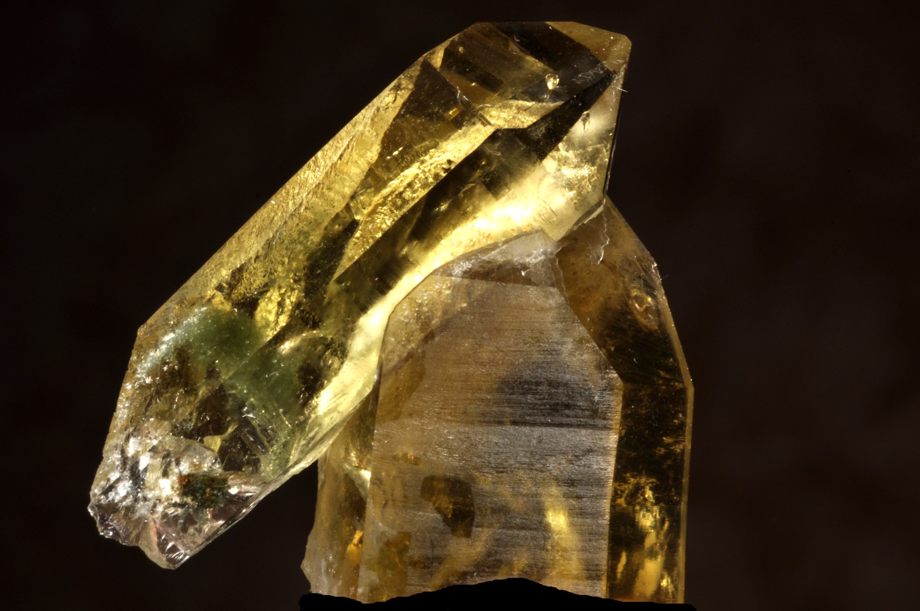 Foto real de cristais de citrino natural, amarelo suave