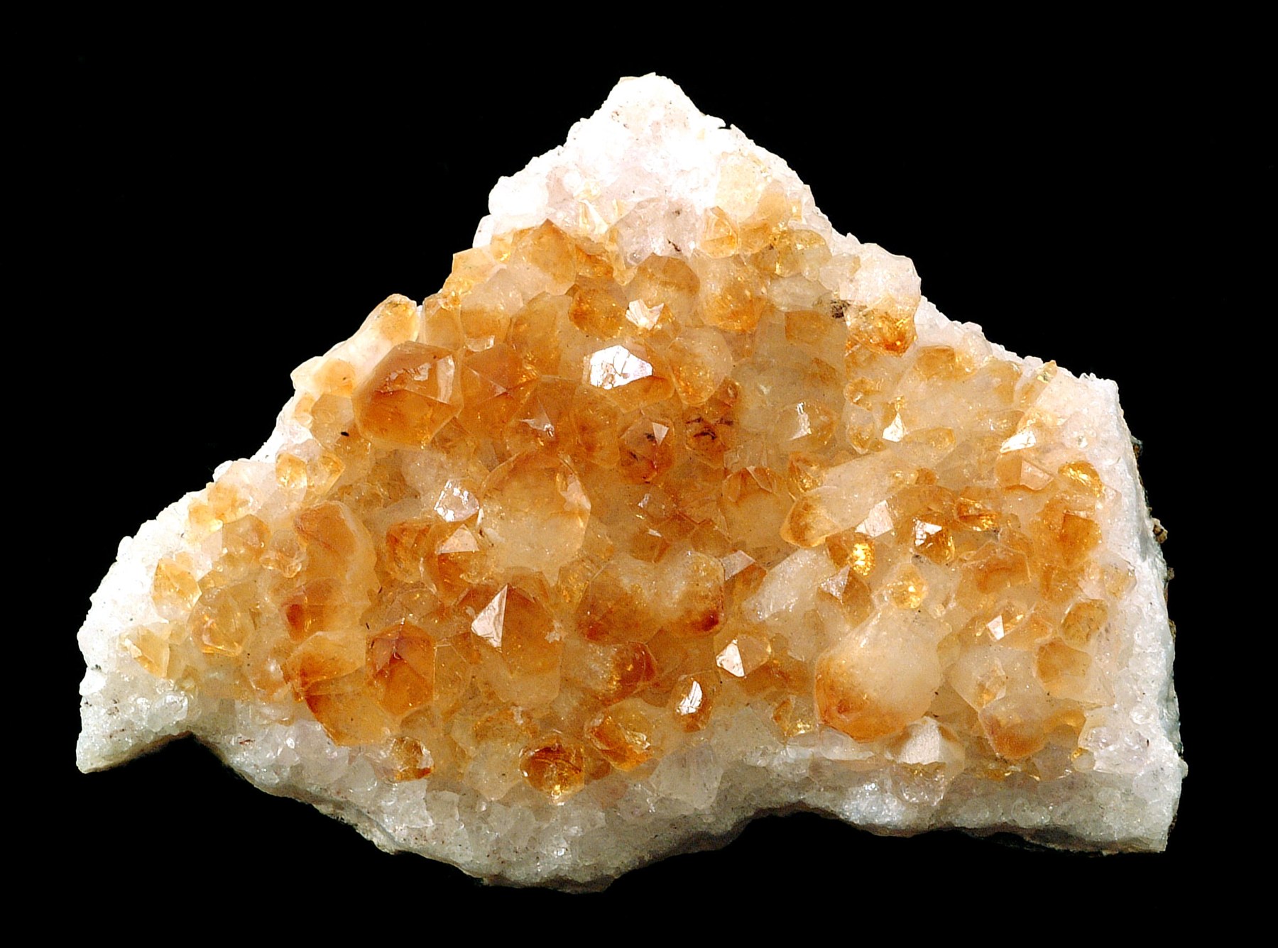 Foto real de drusa amarelo-alaranjada vendida como citrino