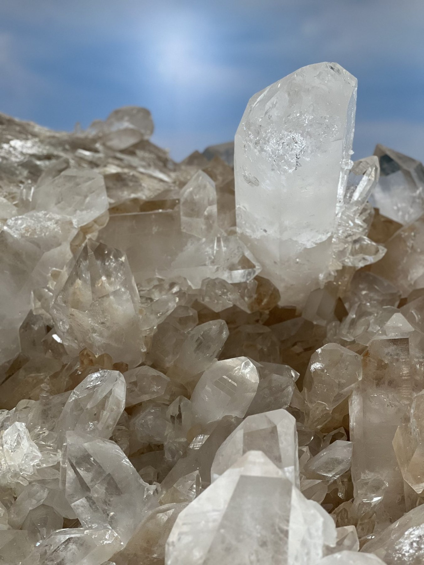 Foto real de drusa de quartzo branco transparente