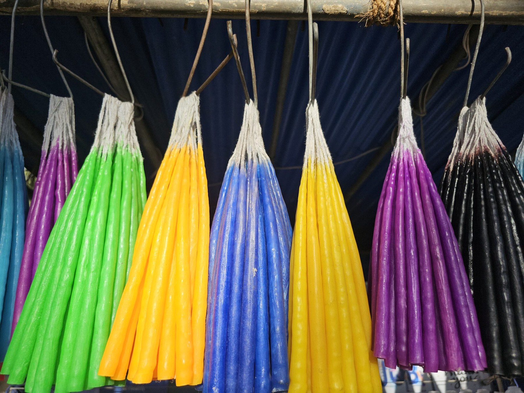 Foto real de velas de várias cores